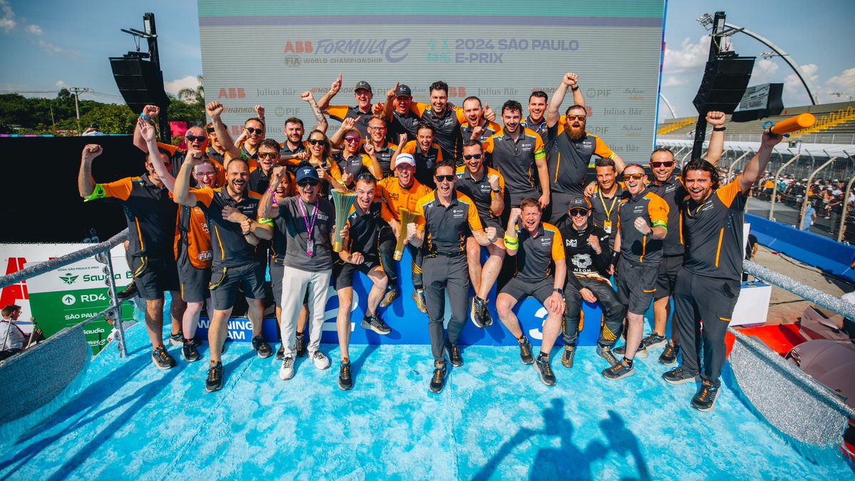 McLarenFE's tweet photo. It takes a team, and what a team this is. 

Our win yesterday is a result of everyone’s hard work, from those at track, in Bicester, and at the MTC. 🧡 https://t.co/YYp0UChOCK
