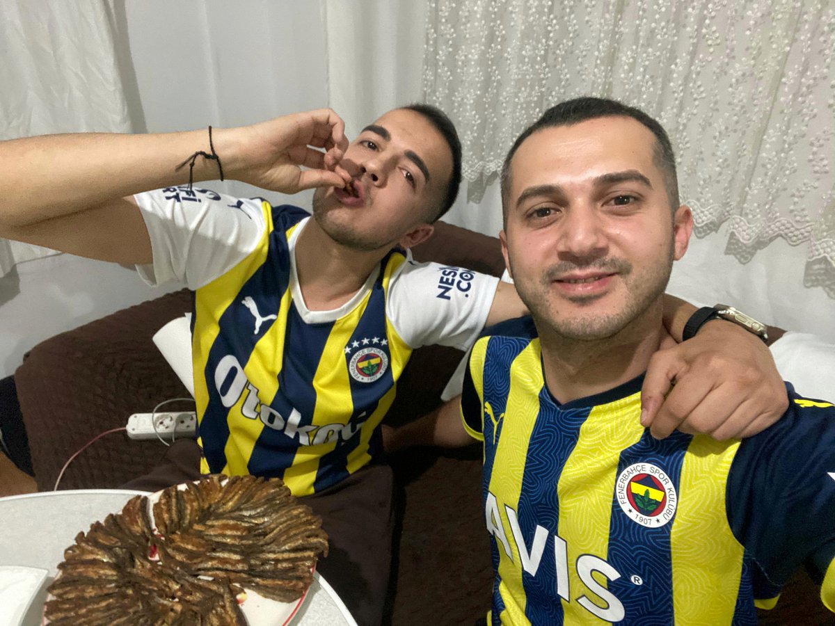savascglr's tweet photo. Hamsi koydum tavaya başladı oynamaya 💛💙😂#TSvFB https://t.co/xEKJtsnkGK