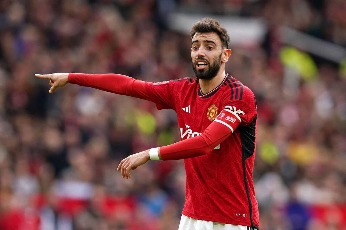 تين هاغ: "يُنتقد برونو لأنه عاطفي، لكنه مصدر إلهام للجميع. إنه يقود بالقدوة، ويعطي كل شيء، ويقرأ المباراة، ويدرب اللاعبين، ويستمر في الركض، للقتال من أجل الفريق ومن أجل الشعار".