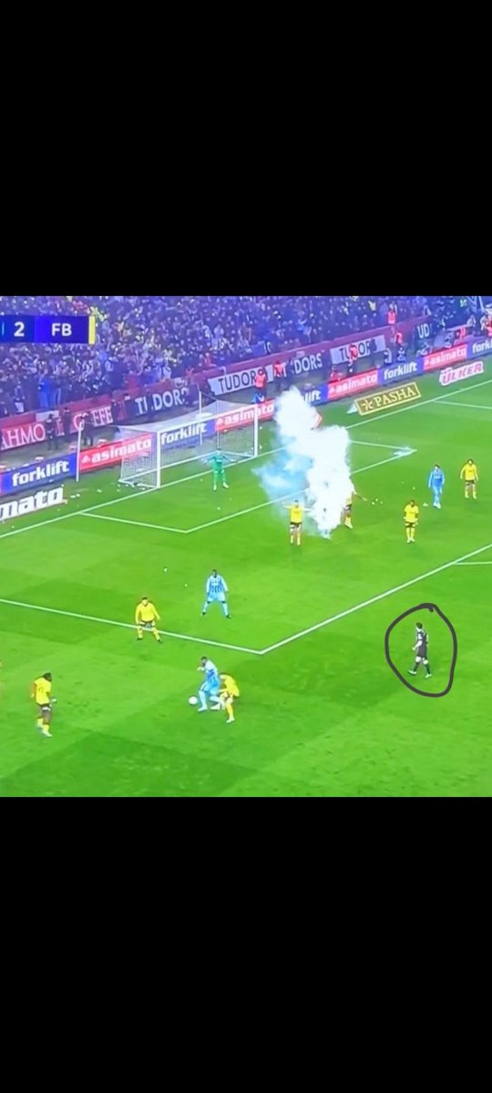 Az utanın ya. Resimdeki gibi maç oynandı. Sular maddeler vs. Livakovicin çenesi yarıldı. Neye kime hizmet bu . Can güvenliğimiz olmadan yıllardır orda maç yapıyoruz.#TSvFB