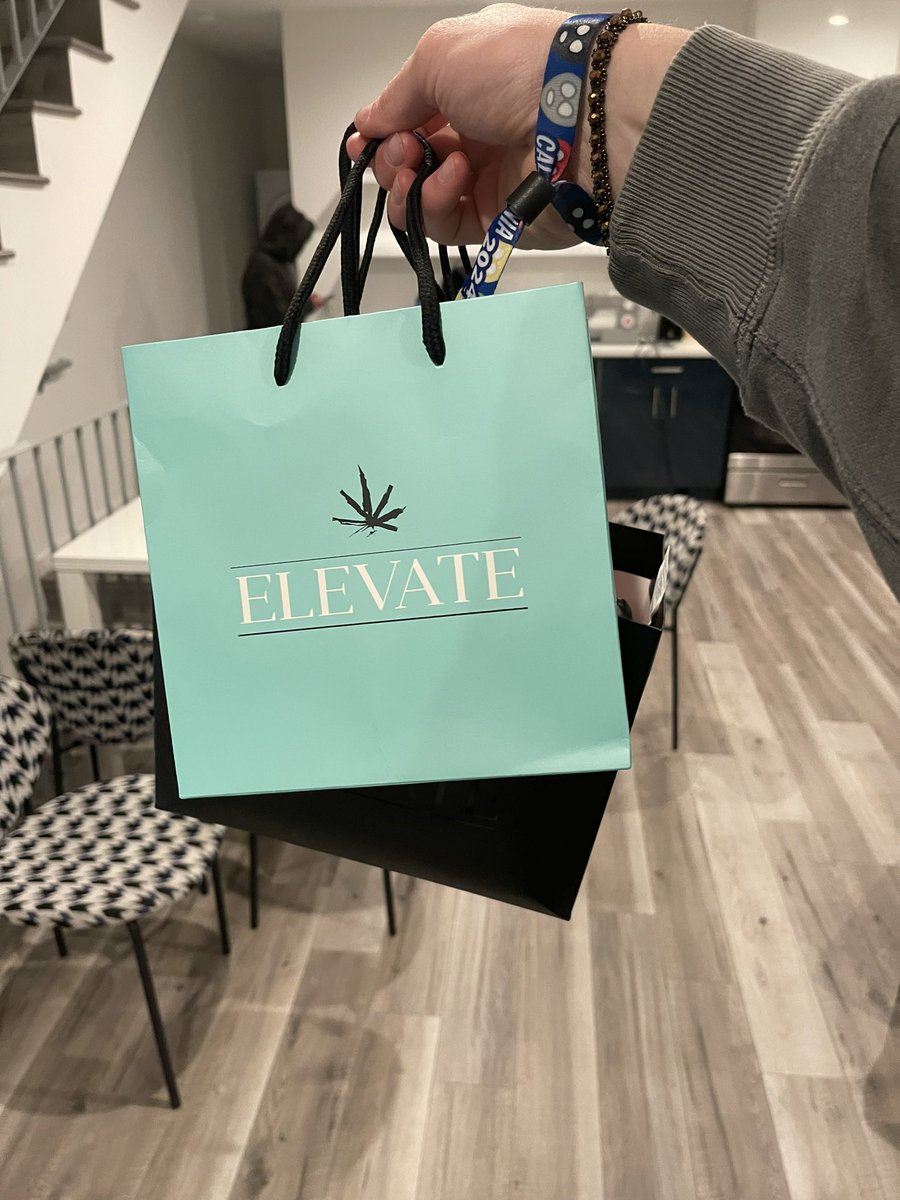 Swan5on's tweet image. Shoutout @ForeverFreshCC for taking care of the squad during RollingLoud weekend ✊

I love this club