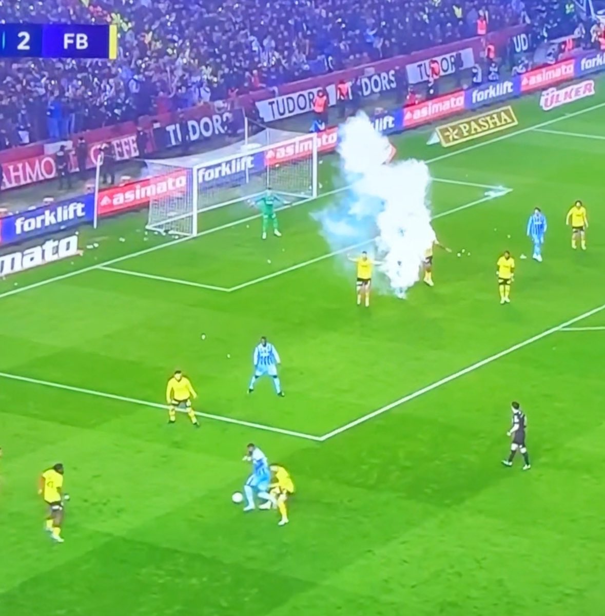 90 dakika boyunca meşaleler, yabancı maddelerle oyun oynadık. Kazandık ama ne kazanmak! Maç bitiyor, magandaların hepsi sahaya akın ediyor, güvenlik güçleri yetersiz kalıyor nedense ve Futbolcularımıza ve ekibimize saldırıyor. + #fenerbahçe <a href="/Fenerbahce/">Fenerbahçe SK</a>