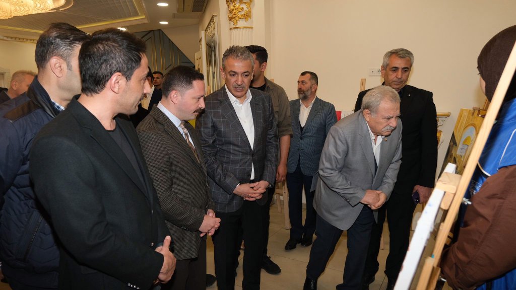 Nsy_Kaymakamlik's tweet photo. 📍Nusaybin İftar Programı

İçişleri eski Bakanımız Sayın Muammer Güler, Mardin Valimiz/Büyükşehir Belediye Başkan V. Sayın Tuncay Akkoyun, Kaymakam/Belediye Başkan V. Sayın Ercan Kayabaşı ile birlikte ilçemizde düzenlenen iftar programı öncesi "Gazze'de Çocuk Olmak Resim Sergisi"ni ziyaret ettiler.

Sayın Güler, Sayın Valimiz ve Sayın Kaymakamımız, güzel serginin sergilenmesinde emeği geçen öğretmenlerimize teşekkürlerini ilettiler.

#HayırlıRamazanlar
#Nusaybin #Mardin
@tuncay_akkoyun @Ercan_Kayabasi
