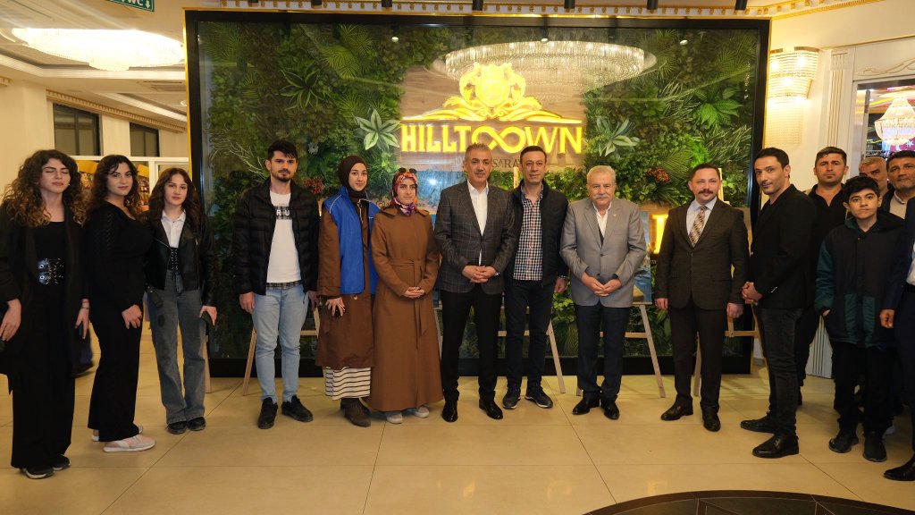 📍Nusaybin İftar Programı

İçişleri eski Bakanımız Sayın Muammer Güler, Mardin Valimiz/Büyükşehir Belediye Başkan V. Sayın Tuncay Akkoyun, Kaymakam/Belediye Başkan V. Sayın Ercan Kayabaşı ile birlikte ilçemizde düzenlenen iftar programı öncesi "Gazze'de Çocuk Olmak Resim