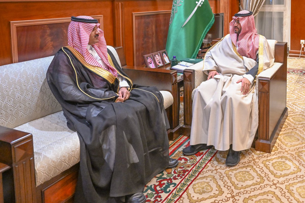 emara_hail's tweet photo. سمو #نائب_أمير_منطقة_حائل يستقبل مدير عام فرع وزارة النقل بالمنطقة م.تركي الحميدي الشمري ويستمع لمستجدات سير مشاريع الوزارة القائمة بالمنطقة، ويتسلم سموه التقرير السنوي لفرع وزارة النقل بالمنطقة لعام 2023. https://t.co/2hm2tOxJfG