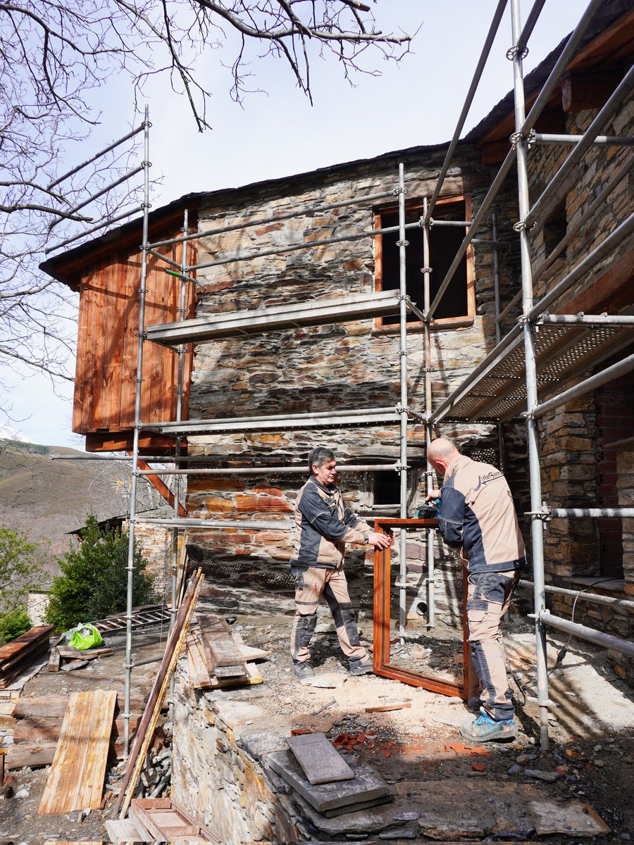 fogarmozarabe's tweet photo. Avanza con paso firme nuestra rehabilitación en Peñalba de Santiago 🥰🌿⚒️ https://t.co/9Gdh46nBCc