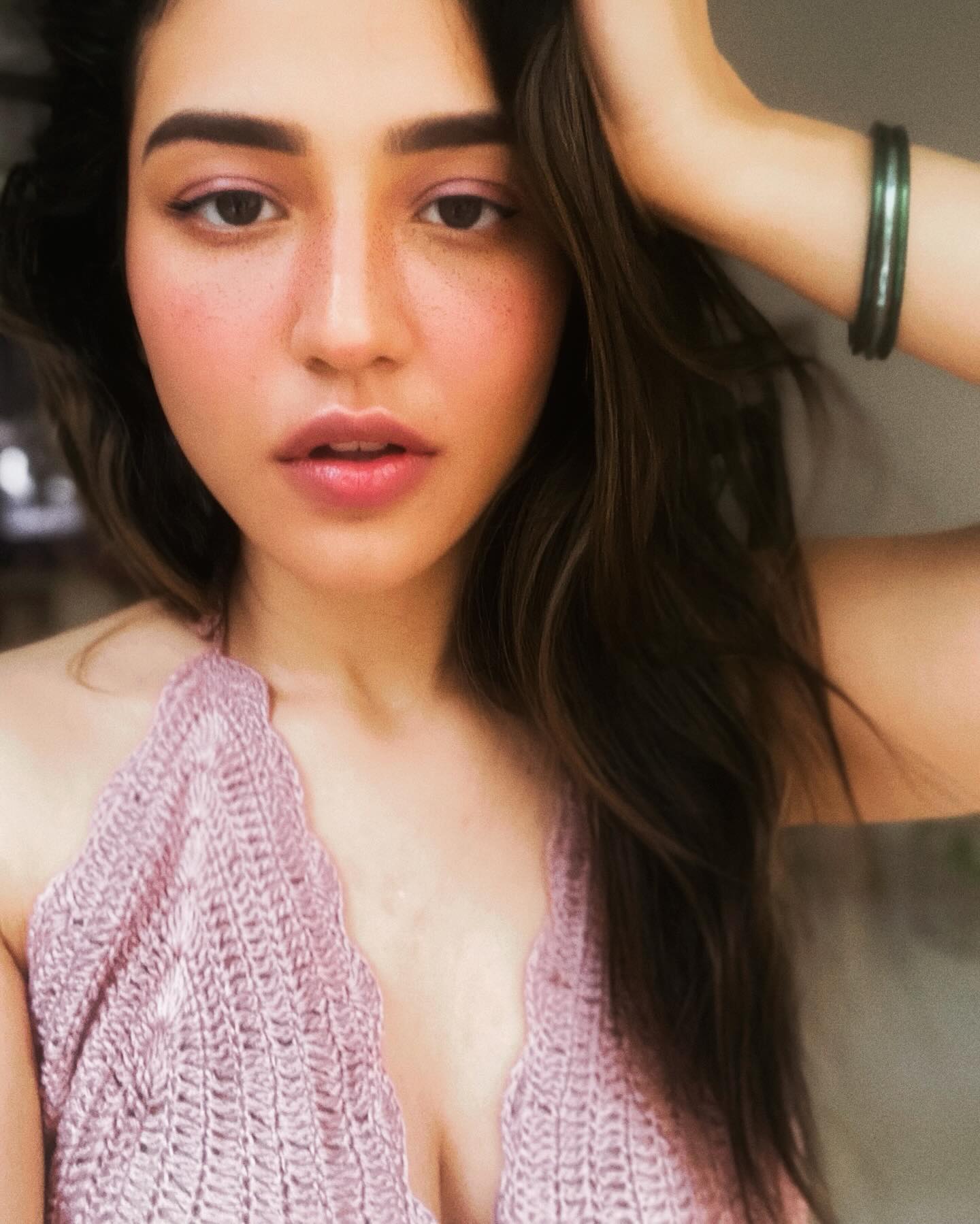 GI5i494bEAAEDxB?format=jpg&name=large