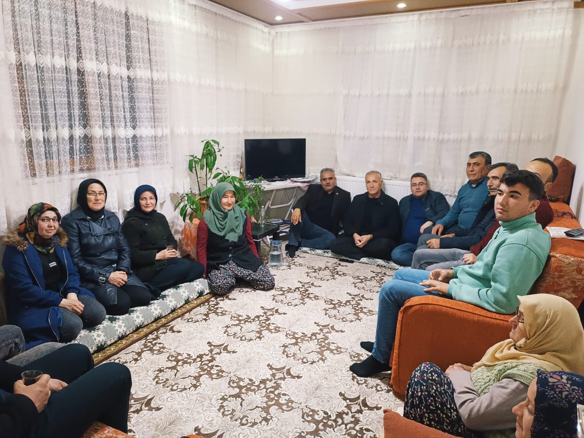 SaogluSukran's tweet photo. 📍 Akıncılar mahallemizdeyiz.
Yüzlerde tebessüm olmaya, hanelere muhabbet, samimiyet götürmeye devam ediyoruz.. 
Bizleri misafir eden ev sahibimize çok teşekkür ederiz. @aysekesir https://t.co/YWuE75qO3N