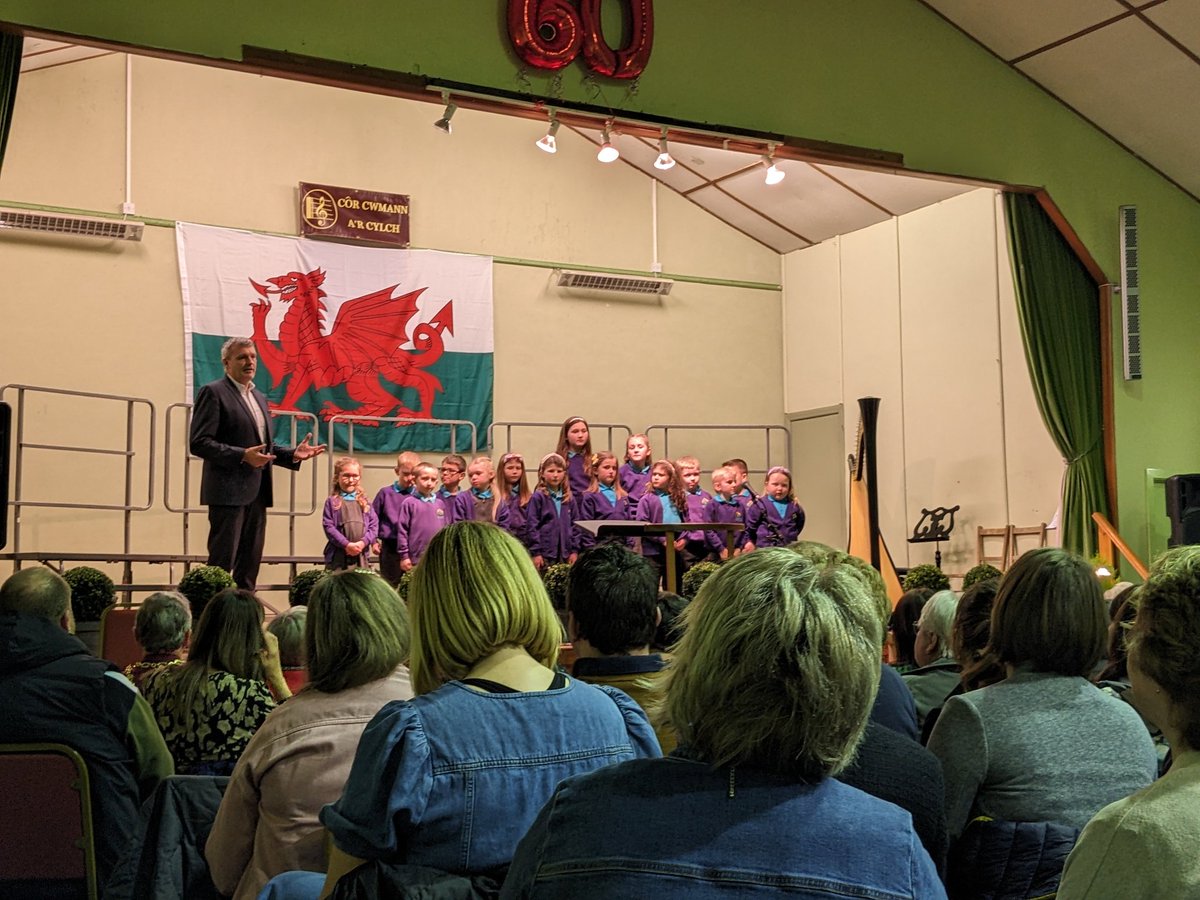 Diolch i bawb ddaeth i'n cyngerdd 60 oed neithiwr ac i bawb a gymerodd rhan. Noson i'w chofio am byth. Diolch o'r galon!!