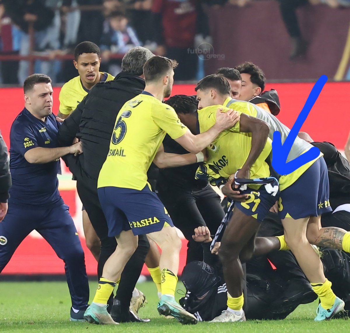 Osayi, ilk sahaya giren maskeli teröristin maskesini almış.