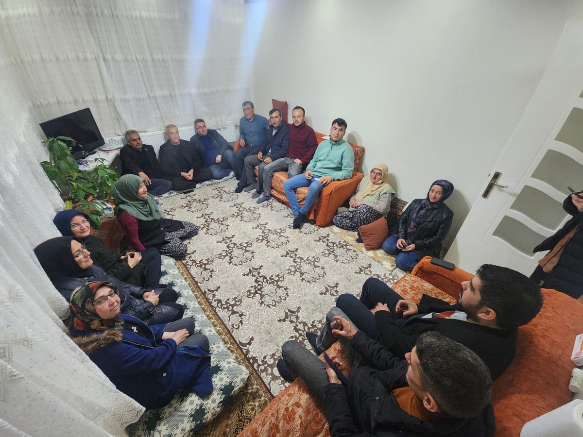 akkadin_tavas's tweet photo. 📍 Akıncılar mahallemizdeyiz.
Yüzlerde tebessüm olmaya, hanelere muhabbet, samimiyet götürmeye devam ediyoruz.. 
Bizleri misafir eden ev sahibimize çok teşekkür ederiz. @aysekesir https://t.co/u1e0rWsrNX