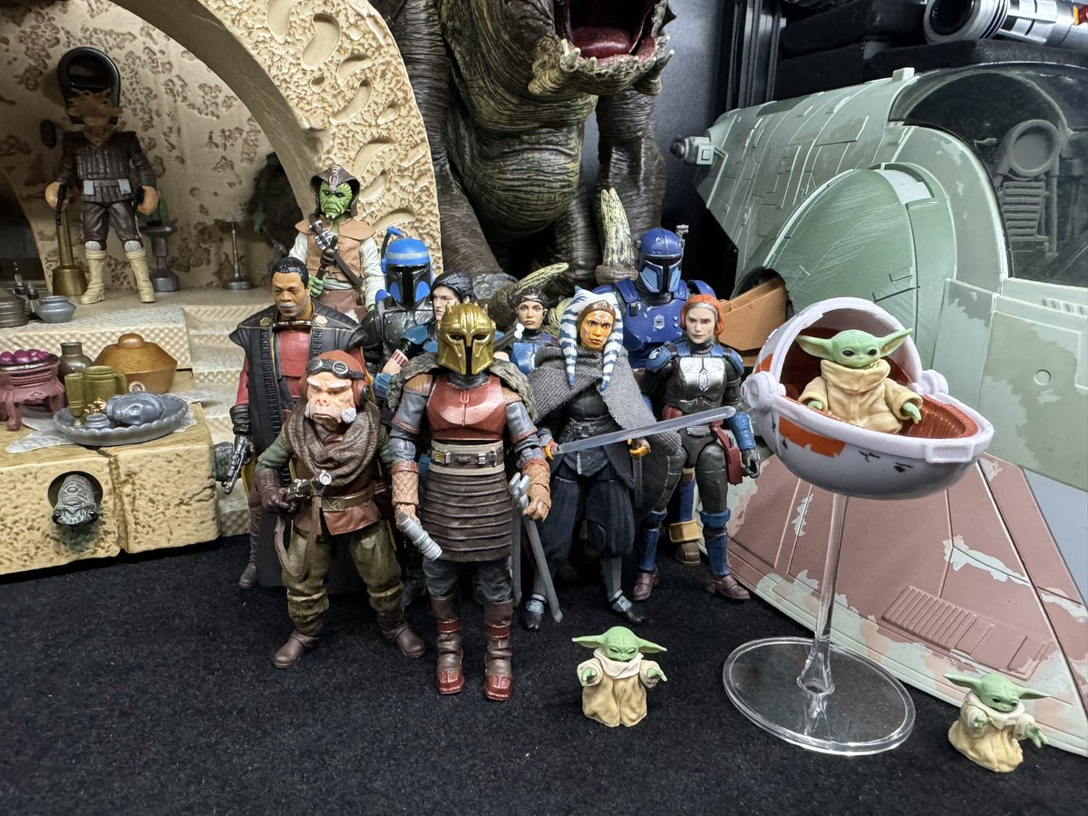 onyxminor's tweet photo. There is no real theme here other than “Star Wars stuff I love”. Some TVC and Disney Park figures, some Retro Collection. Once I get my next order of Moducase displays, I’ll have dedicated shelves for these lines. 

#starwars https://t.co/lS6doevfo1