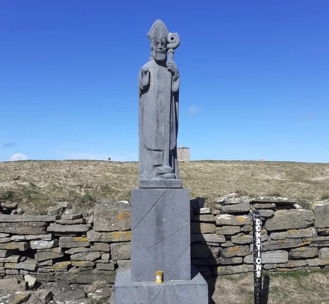 Padraig_McCann's tweet photo. ☘️ An cuimhneachán do Naomh Pádraig ag Ceann Dhún Pádraig. Beannachtaí na Féile Pádraig oraibh go léir. ☘️ #SeachtainNaGaeilge #SnaG #SnaG24 #LáFhéilePádraig https://t.co/hyWPF1tGin