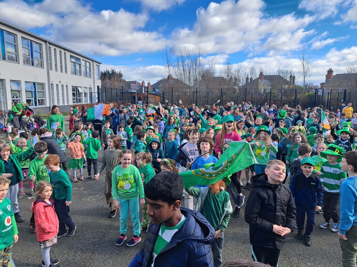 Lá Fhéile Pádraig sona daoibh!🍀 Bhí craic againn le céilí agas paráid sa chlós!