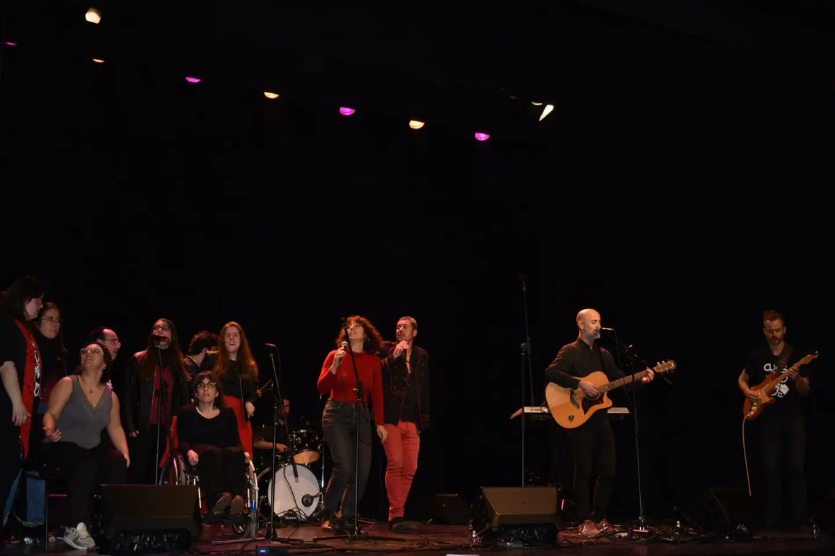 ajcassa's tweet image. 🎸Aquest vespre encetem la #setmanadelamúsica amb l&apos;energia i la música dels @clamsmusica una banda de pop-rock inclusiva que ja porta una dècada als escenaris!

 #DiverSOS