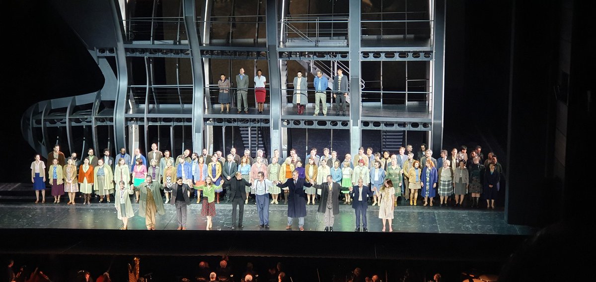 La reprise de Simon Boccanegra @operadeparis vaut pour sa formidable distribution dominée par l'immense @TezierLudovic décidément le grand baryton verdien du moment. @NicoleCar_Opera Étienne Dupuis Mika Kares et @CharlieTenor sont toutes et tous épatants. 👏