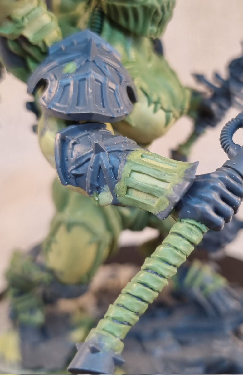 greenstuffstud's tweet photo. Reposing the weapons meant that the chains weren't hanging right anymore, so i removed them. No big loss since black templars (the second worst sm chapter) has ruined that look. https://t.co/DFaGeIChei