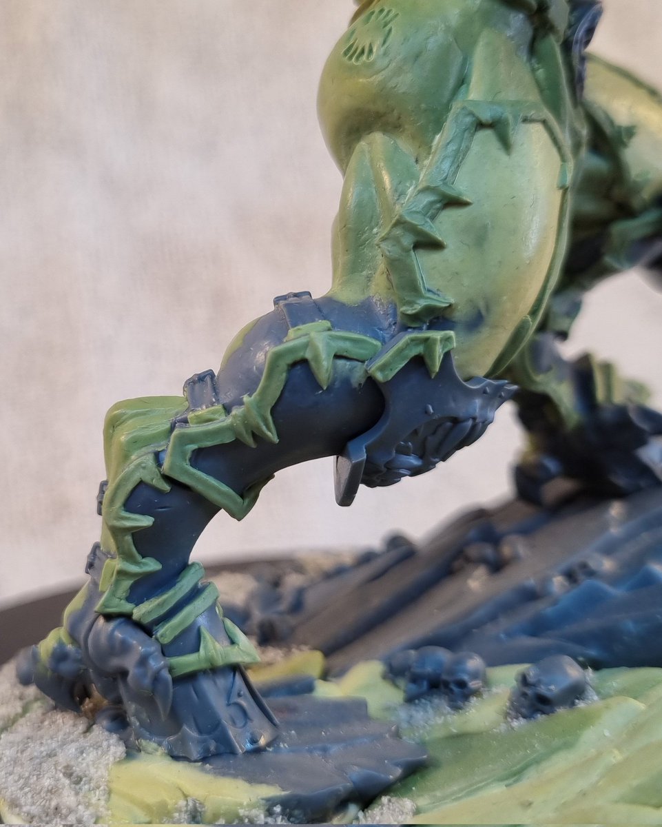 greenstuffstud's tweet photo. Reposing the weapons meant that the chains weren't hanging right anymore, so i removed them. No big loss since black templars (the second worst sm chapter) has ruined that look. https://t.co/DFaGeIChei