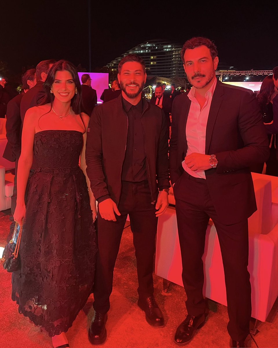 laythalhaytham's tweet photo. بين بحر وقمر .. 🤍
يلي قصتهم ب #نظرة_حب حُب فيها غموض اشبه بظاهرة المد والجزر.. 
 صراع مُشوق بين عقدة الخوف من الرفض يلي بعيشها بحر  ، وقمر يلي مشاعرها متخبطة بعاطفتها واحساسها يلي ممكن يقلب الامور ضدها !
عمل نخبوي بامتياز  يستحق المتابعة
@CarmenBsaibes #باسل_خياط 
@Yango_Play https://t.co/DdblgtDCvh