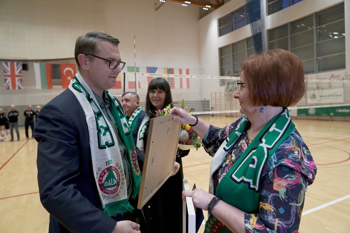 J_Szlachetka's tweet photo. Razem z Zarządem KS Dalin #Myślenice uhonorowaliśmy zasłużonych trenerów piłki siatkowej w naszym mieście: Jerzego Bicza, Elzę Wojtan, Pawła Wojtana, Elżbietę Gablankowską, Jana Bałuka i moją ciocię Teresę Sikorę. 🏐💐🤩
#RazemDlaMyślenic #PracujemyDlaWas #sport #dalintomy https://t.co/Za320dyBOf