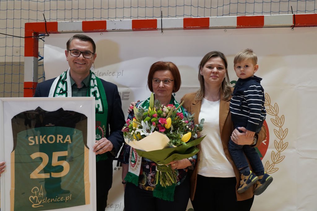 J_Szlachetka's tweet photo. Razem z Zarządem KS Dalin #Myślenice uhonorowaliśmy zasłużonych trenerów piłki siatkowej w naszym mieście: Jerzego Bicza, Elzę Wojtan, Pawła Wojtana, Elżbietę Gablankowską, Jana Bałuka i moją ciocię Teresę Sikorę. 🏐💐🤩
#RazemDlaMyślenic #PracujemyDlaWas #sport #dalintomy https://t.co/Za320dyBOf