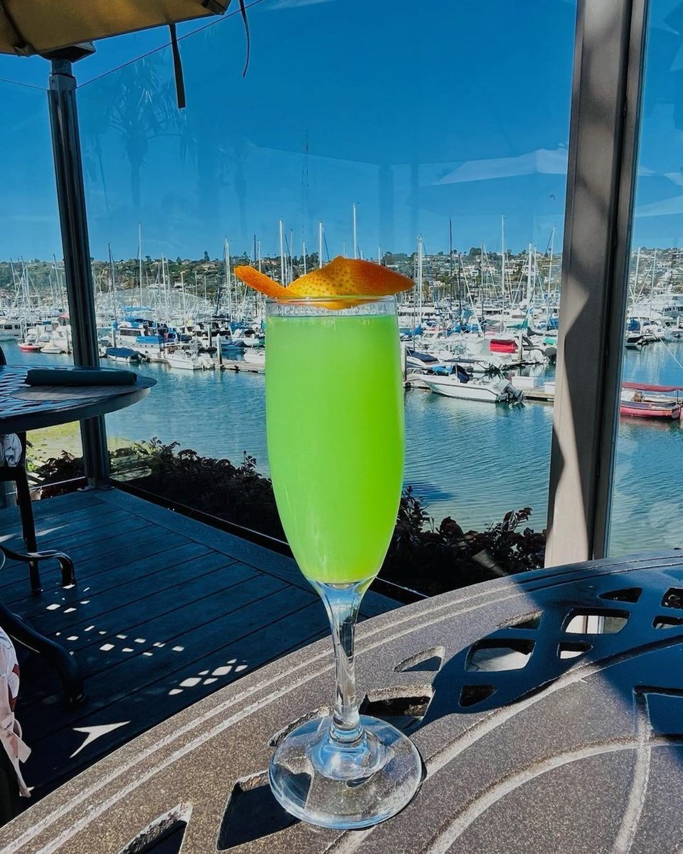 BlueWaveIP's tweet image. We kicked off #stpatricksday on Shelter Island with green mimosas and stunning water views this morning.
We hope your Sunday is feeling just as lucky!

#IslandPalms #bluewavebarandgrill