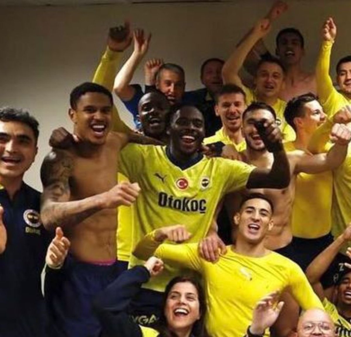 yarım saat önce 500 kişiyle kavga ettikten sonra erkekler