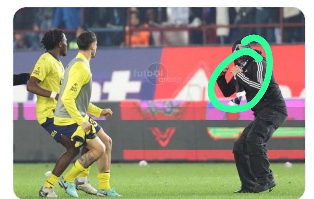 ahmetselimkul's tweet photo. Hala çıkıp da Fenerbahçeli futbolcuların sevinmesi üzerinden yorum yapanlar akıllarını yitirmiş olmalılar. Fenerbahçe güvenlik görevlisi Gökhan Uyanık saldırıyı savuşturmasa neyşe karşılaşacağız belli değil. Elindeki ve sonrasında yere düşen cisim ne? https://t.co/sxoj1yaorR