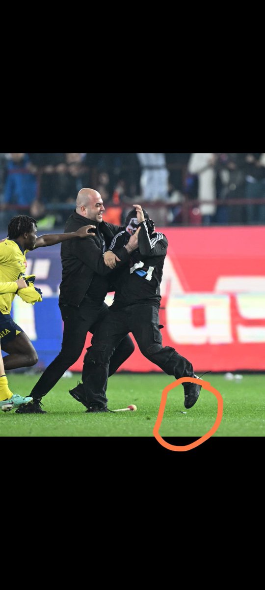 ahmetselimkul's tweet photo. Hala çıkıp da Fenerbahçeli futbolcuların sevinmesi üzerinden yorum yapanlar akıllarını yitirmiş olmalılar. Fenerbahçe güvenlik görevlisi Gökhan Uyanık saldırıyı savuşturmasa neyşe karşılaşacağız belli değil. Elindeki ve sonrasında yere düşen cisim ne? https://t.co/sxoj1yaorR
