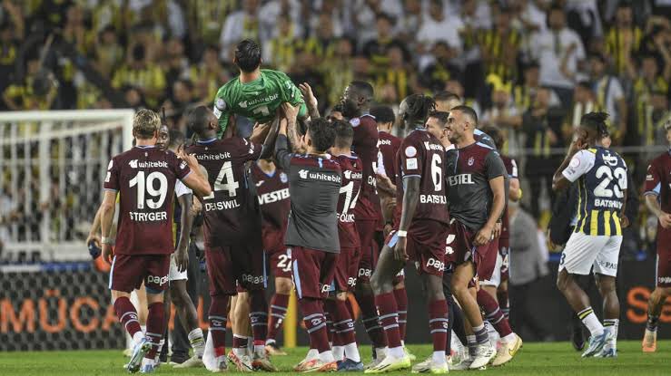 İlk yarıda Trabzonlu oyuncular Kadıköy’de böyle sevindiler. Ne oldu, şimdi Fenerbahçe sevinince mi kabahat oldu.