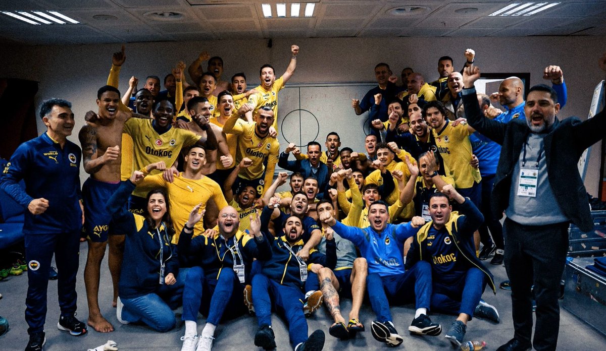 1907unifeb's tweet photo. FENERBAHÇE BURADA DİMDİK AYAKTA! https://t.co/5ZXk15xZ2z