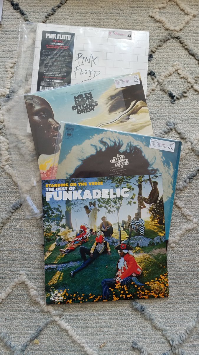 NaitoOru's tweet image. went vinyl shopping this morning at a new shop, before i walked in, noticed some of my work in their window...dope.
you&apos;ve got a customer for life now. 🤘🤘🤘
scooped 4. i&apos;ll be back next week.

#stayanalog