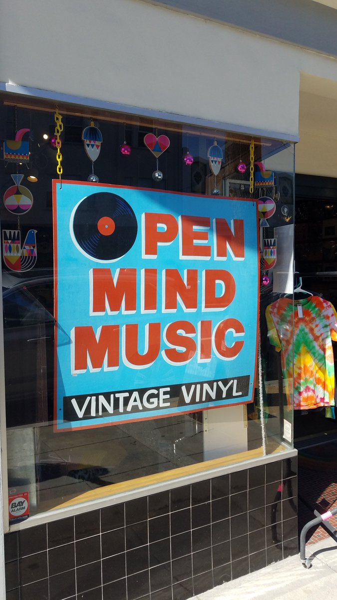 NaitoOru's tweet image. went vinyl shopping this morning at a new shop, before i walked in, noticed some of my work in their window...dope.
you&apos;ve got a customer for life now. 🤘🤘🤘
scooped 4. i&apos;ll be back next week.

#stayanalog