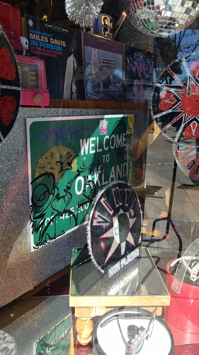 NaitoOru's tweet image. went vinyl shopping this morning at a new shop, before i walked in, noticed some of my work in their window...dope.
you&apos;ve got a customer for life now. 🤘🤘🤘
scooped 4. i&apos;ll be back next week.

#stayanalog