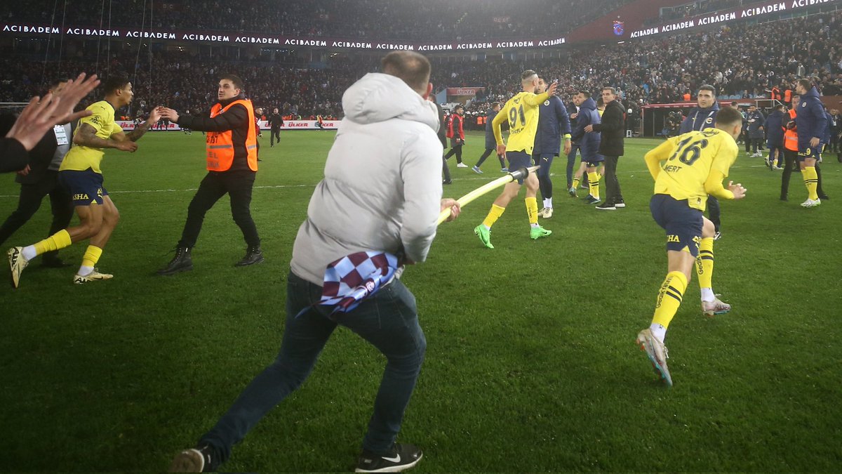 oz9n's tweet photo. Görüntü çok ikonik. Belki dar açı vs ama adam korner direğini almış, sivri ucuyla futbolculara saldırmaya çalışırken, sol tarafta güvenlik görevlisi Oosterwolde'yi tutmaya çalışıyor. https://t.co/HS0ZnwJePf