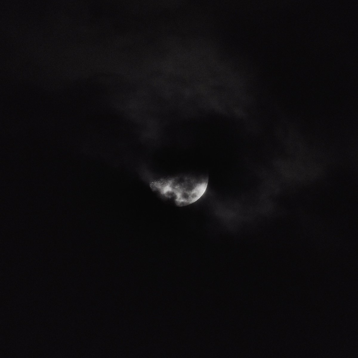 94ahm1's tweet photo. قمر  ٧ رمضان 🌗☁️ https://t.co/hPWZMsn2Jb