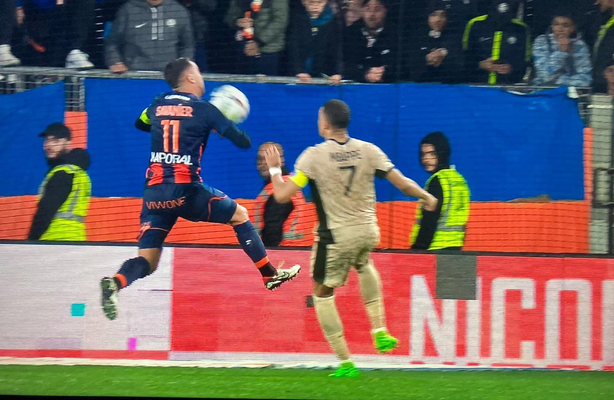 Kizic10's tweet photo. @aflaalex Il n’y avait pas penalty dans les 2 situation. S’il y avait un penalty c’est peut-être sur l’épaule 🙄 https://t.co/CfKdWPT8mY
