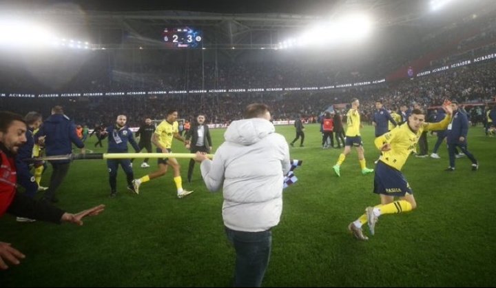 NavakF's tweet photo. Şu fotodaki O E DI resmen cinayete teşebbüs etmiş şu korner direği Mert'in kafasına değseydi beyin kanaması geçirirdi siz insan değilsiniz !

#TSvFB
Trabzonspor - Fenerbahçe https://t.co/H3De1Cj4ji
