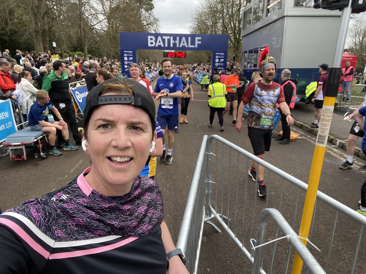 The #belfastmarathon journey continues, in memory of my amazing buddy Maura ❤️ @bathhalf was great and the support throughout the entire course was brilliant 👏👏 Fundraising for many worthy causes justgiving.com/crowdfunding/r… #friendsofmaura