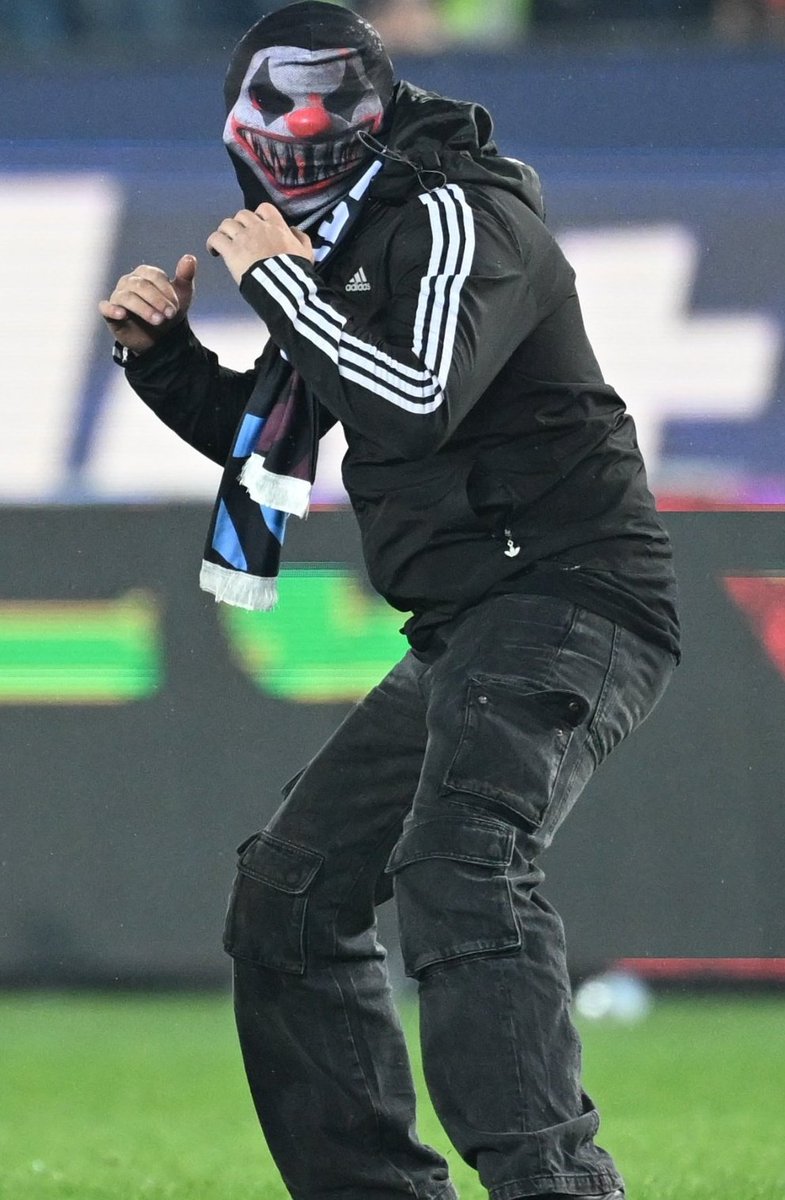 Trabzonspor Fenerbahçe maçı kim ve kimlerin emriyle provoke edildi ?

İşte olayları başlatan iki görüntü:

1) Maç sonunda Fenerbahçe'li Oostervolde'nin tribünlere yaptığı hareket.
2) Şeytan görüntülü bu alçak kimdir?
Sivil polis üzerine atlamasaydı ne yapacaktı?
#TSvFB