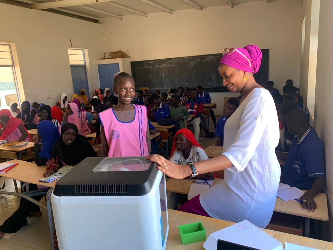 🚀🎓✨ Aujourd'hui, l'équipe dynamique de <a href="/FablabLinguere/">Linguère Fablab</a> s'est rendue au Lycée Keur Ndiaye Lô pour une journée pleine de découvertes. Avez-vous une école en tête qui pourrait bénéficier de notre prochaine  sortie ? Faites-nous part de vos suggestions dans les commentaires !