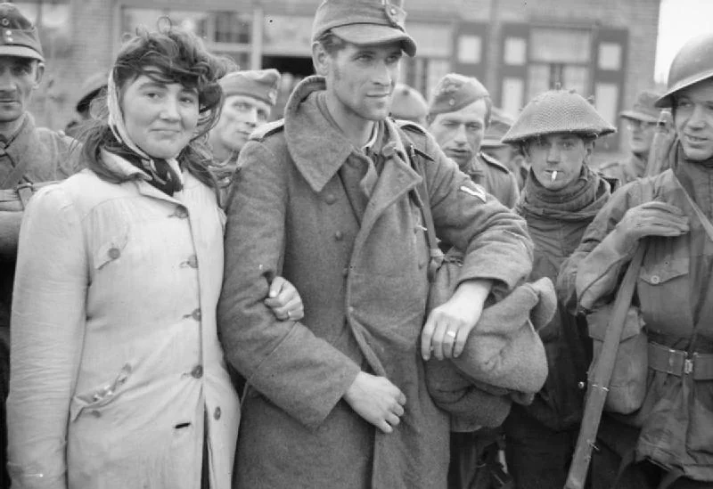 Une Néerlandaise refuse de quitter son mari, un soldat allemand, et l'accompagne en captivité chez les Alliés, en novembre 1944.