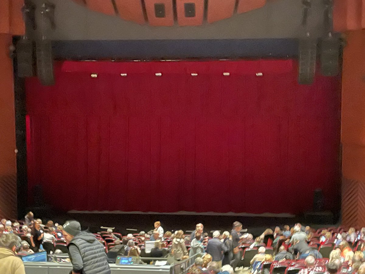 Merci  aux comédiens. un excellent moment à #lejourduKiwi avec <a href="/gjugnot/">Gerard Jugnot</a>  père et fils 👍👏👏👏 merci <a href="/CAAnjouMaine/">Crédit Agricole Anjou Maine</a> pour cet agréable cadeau