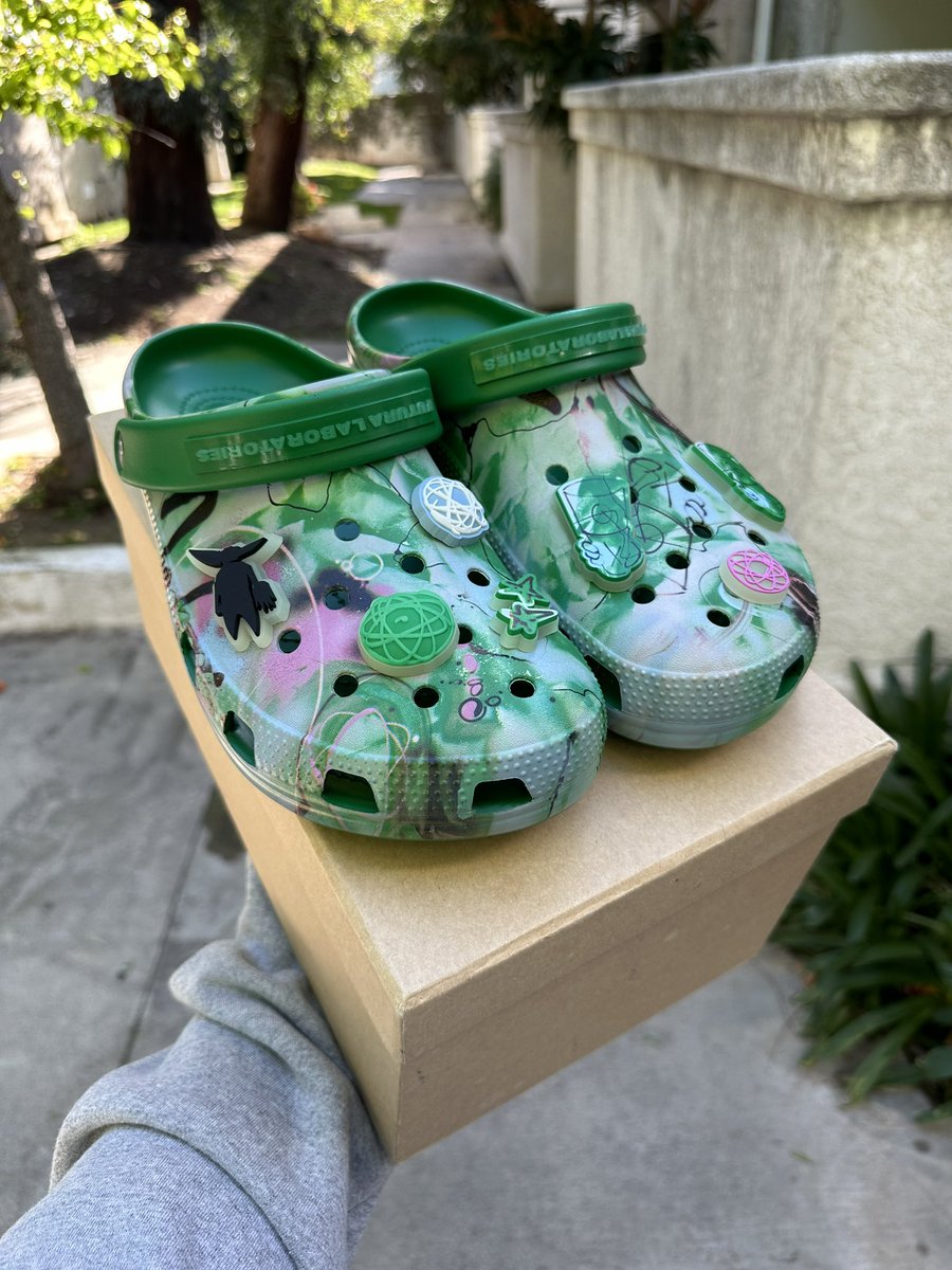 GrailPickups's tweet photo. The Futura x Crocs Colab
Size 12 / 8
-

#futuralaboratories #crocs #salehebembury #wdywt https://t.co/pFM1FnCtSQ