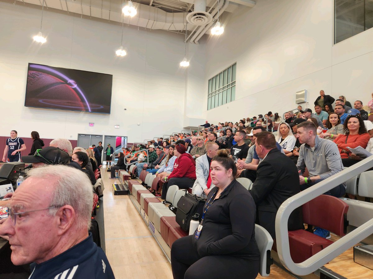 Full house on both sides of the Mt. San Antonio College gym. All-SoCal final brings out the big crowd in Walnut. @MtSAC_athletics @3C2Asports @SouthCoastConf1