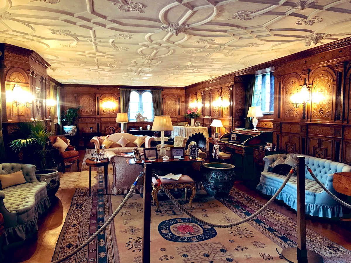 The drawing room at Hever Castle, where the fabulously wealthy Astor family served pre-dinner drinks to the likes of Queen Elizabeth II, Winston Churchill & George Bernard Shaw In #AnneBoleyn’s time it consisted of a series of smaller rooms: larders, a dairy, buttery & scullery