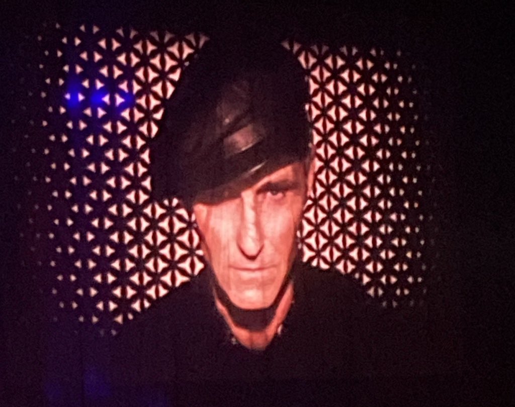 32GaSh's tweet photo. Night out with @Garj32 watching @martiofficial @AOArena 🎵🎤 https://t.co/HQolzDxlta