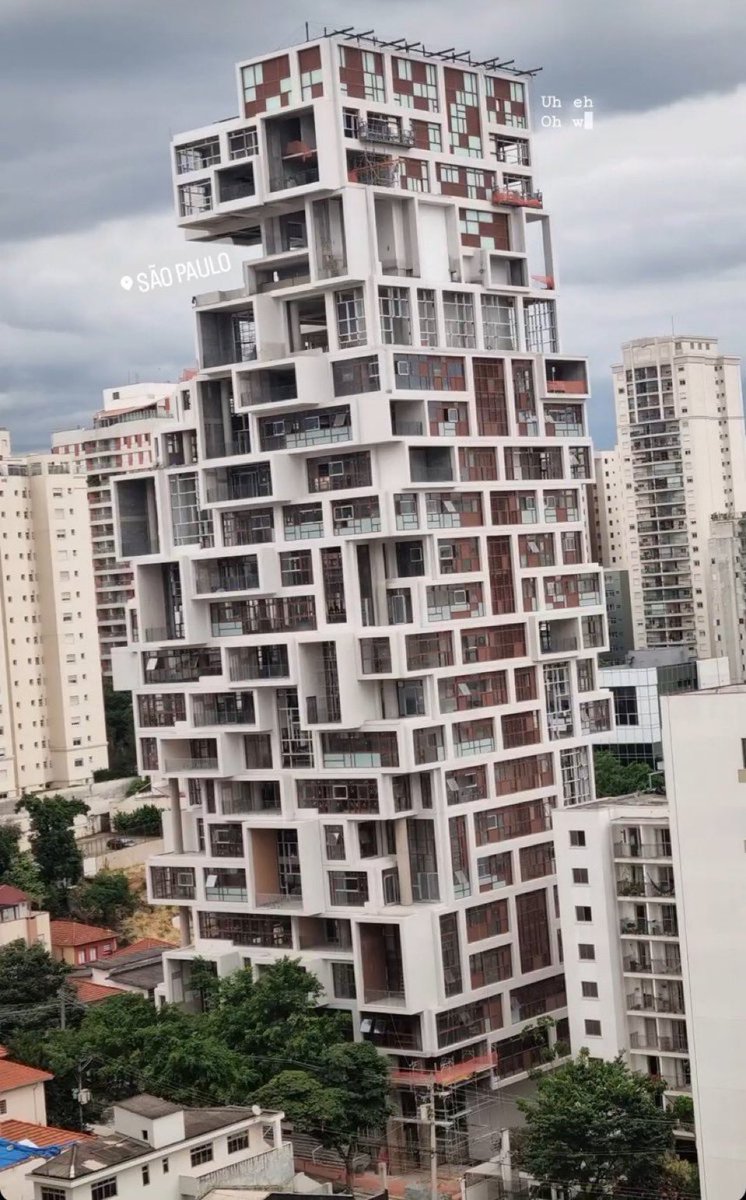 jnascim's tweet photo. Edifício Jenga após 8 meses (via @reumalho) https://t.co/ai0lKyk3pq