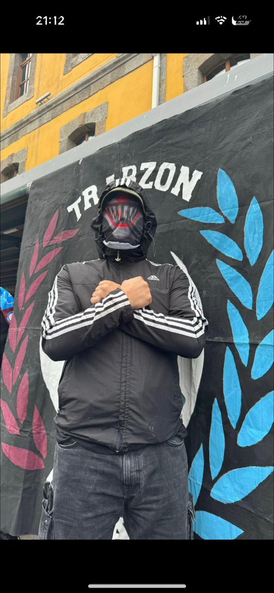 Osayi Samuel'e saldırıp dayak yiyen lavuk bu. Bilgileri araştırıyorum. Paylaşacağım.