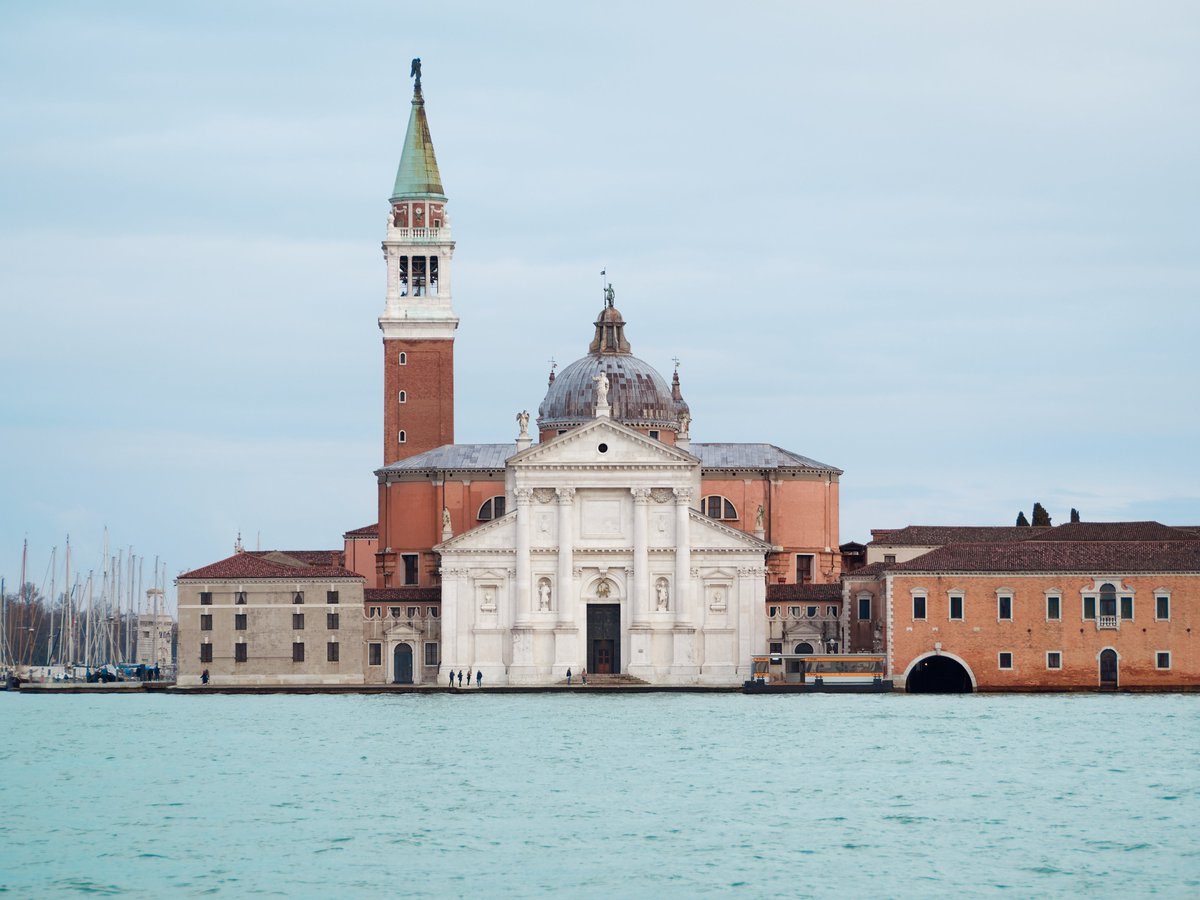 Sotto la prima pioggia di #Venezia, ho percorso la fondamenta delle Zattere fino a Punta Della Dogana. E da lì, l'Abbazia di San Giorgio Maggiore sembra davvero galleggiare leggera.  📷 #whitexperience 🌍 bit.ly/whitexperience